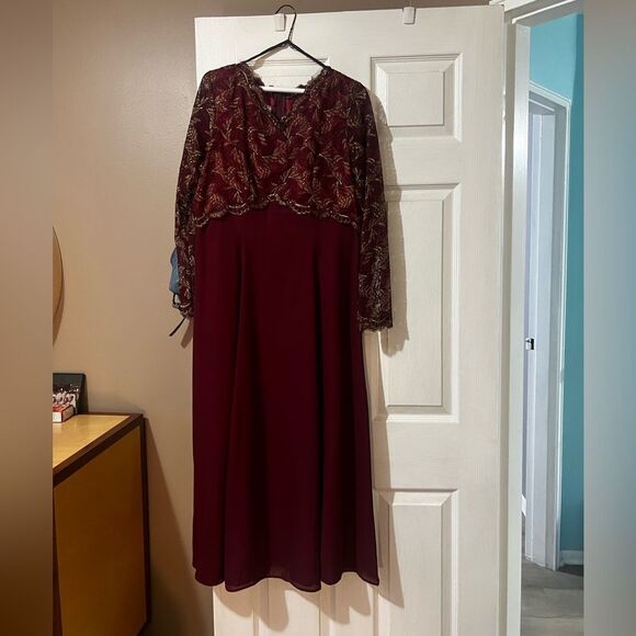 Dresses & Skirts - Brunnella Gown dress with lace